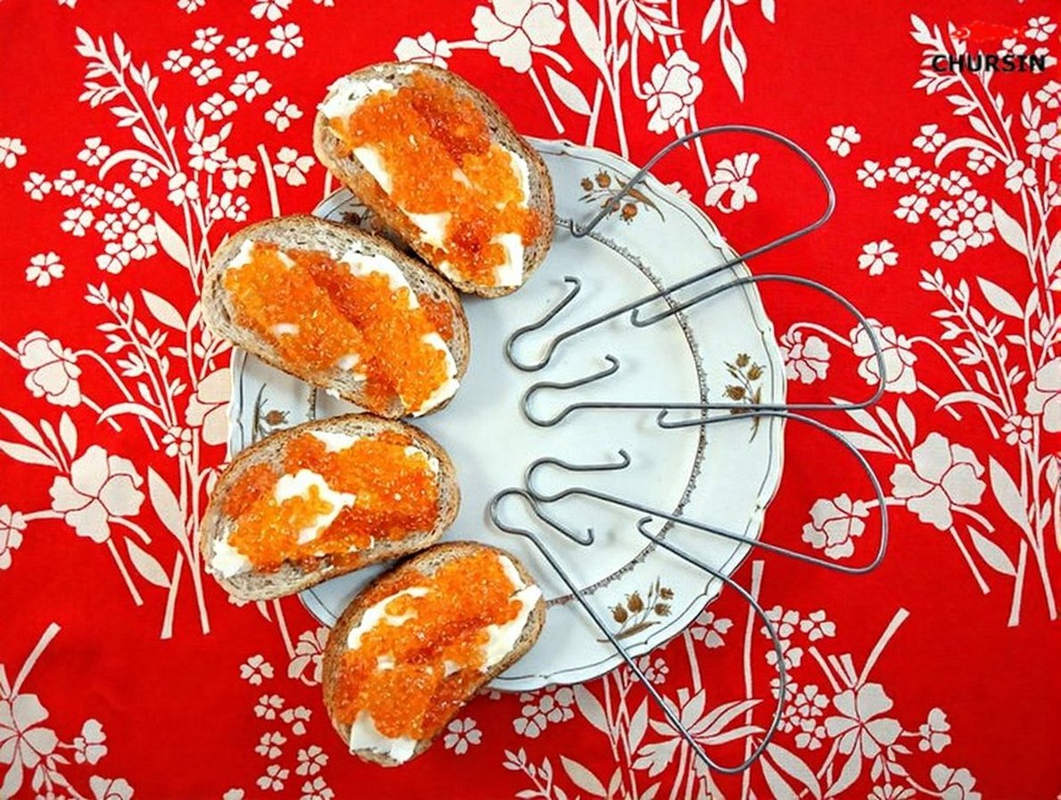 Застежки для рыболовных куканов и бутерброды с красной икрой на красивой тарелке. 