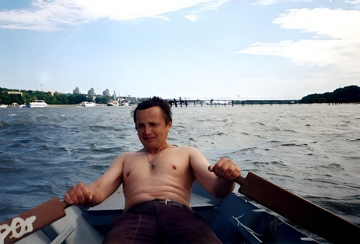 Чурсин гребет на лодке из дерева и оцинковки.