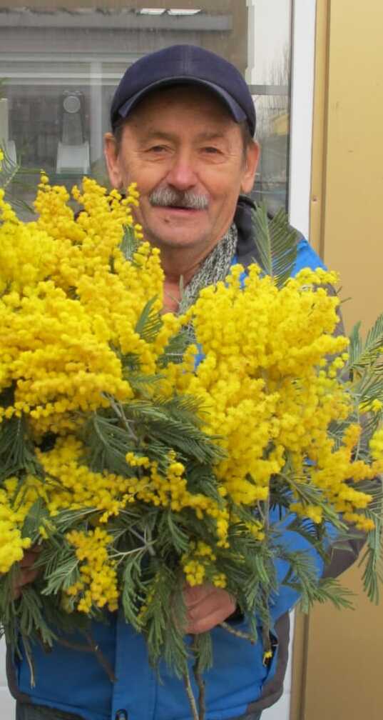 Гузенко Александр Федорович с цветами.